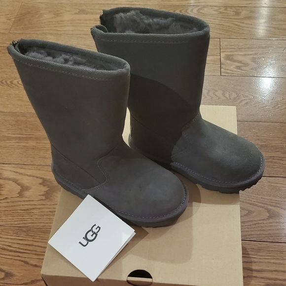 UGG - Picture 1 of 8